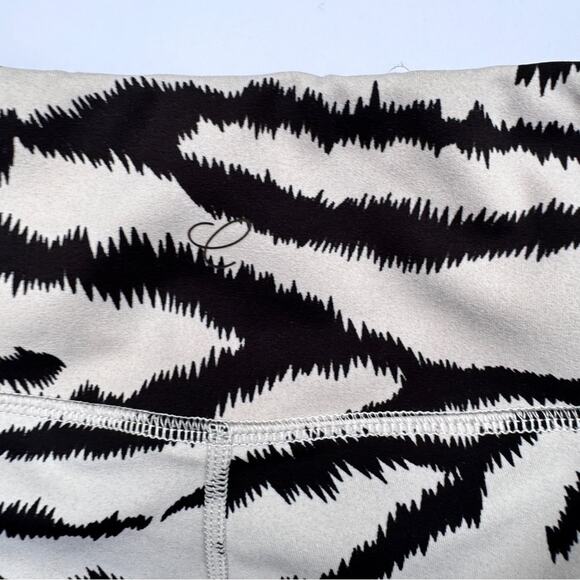 Cali Active  Women’s Sporty Exercise  Athletic Animal Print Bike Short Sz M - Picture 8 of 8